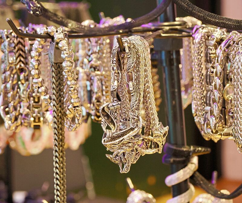 Neben Tattoos wurde auch Schmuck angeboten.