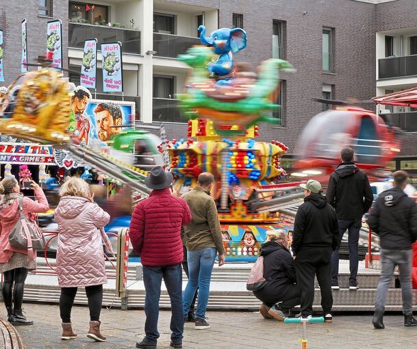Nur zeitweise war es am Sonntag trocken – was dann doch einige kleine Besucher in das Karussell lockte.