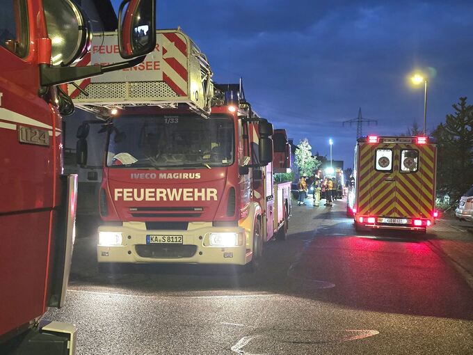 Feuerwehreinsatz - Zwei Menschen mit Vergiftung in Klinik Feuerwehreinsatz - Zwei Menschen mit Vergiftung in Klinik