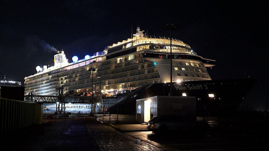 Kreuzfahrtschiff stößt mit Containerschiff zusammen