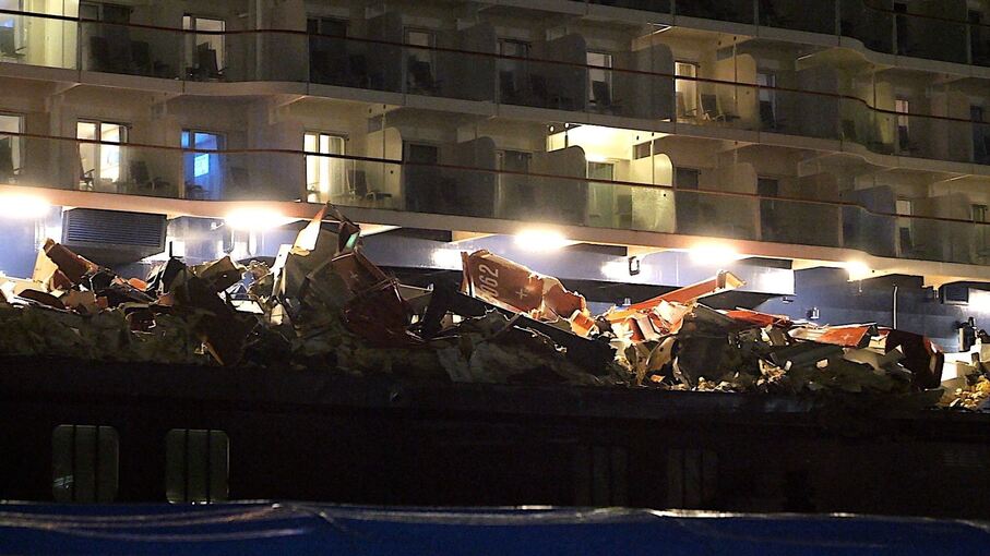 Kreuzfahrtschiff stößt mit Containerschiff zusammen