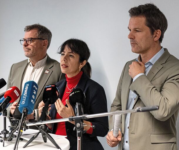 Partner bei Sondierungsgesprächen: Steffen Krach (SPD, re.), Elif Eralp (Die LInke) und Werner Graf (Bündnis 90/Die Grünen) geben eine Pressekonferenz im Haus der Statistik.