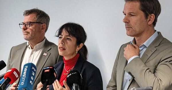 Partner bei Sondierungsgesprächen: Steffen Krach (SPD, re.), Elif Eralp (Die LInke) und Werner Graf (Bündnis 90/Die Grünen) gebe Partner bei Sondierungsgesprächen: Steffen Krach (SPD, re.), Elif Eralp (Die LInke) und Werner Graf (Bündnis 90/Die Grünen) geben eine Pressekonferenz im Haus der Statistik.