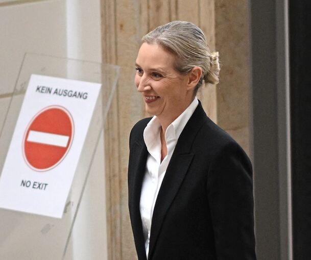Kommt sie unbeschadet raus aus der Spendenaffäre? Die gehackten AfD-E-Mails werfen neue Fragen auf zu Alice Weidel und den ominösen illegalen Parteispenden aus der Schweiz.