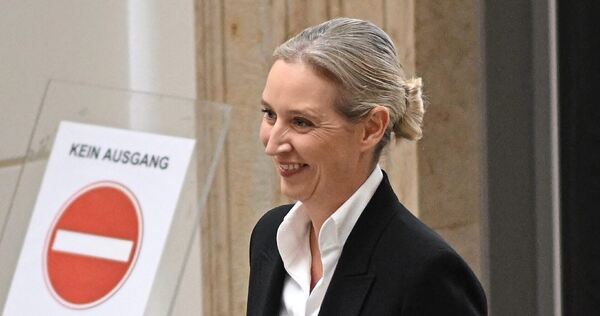 Kommt sie unbeschadet raus aus der Spendenaffäre? Die gehackten AfD-E-Mails werfen neue Fragen auf zu Alice Weidel und den ominö Kommt sie unbeschadet raus aus der Spendenaffäre? Die gehackten AfD-E-Mails werfen neue Fragen auf zu Alice Weidel und den ominösen illegalen Parteispenden aus der Schweiz.