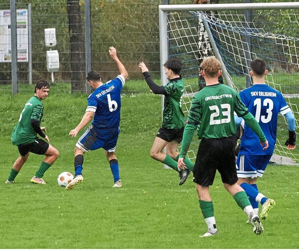 Spiel im Dauerregen: Der SKV Erligheim (blaue Trikots) verliert gegen den VfR Großbottwar.