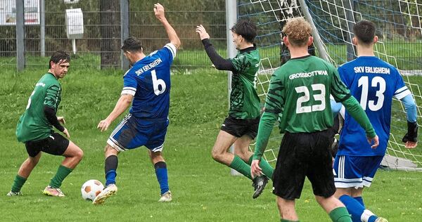 Spiel im Dauerregen: Der SKV Erligheim (blaue Trikots) verliert gegen den VfR Großbottwar.