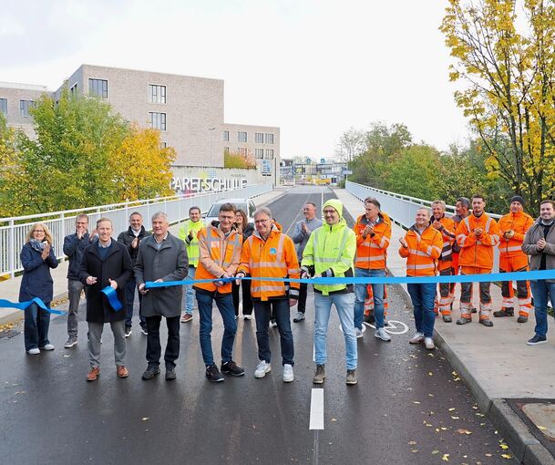Das Band ist durchschnitten und die Brücke wieder für den Verkehr freigegeben. Auch Bürgermeister Jan Hambach (vorne links) greift zur Schere.