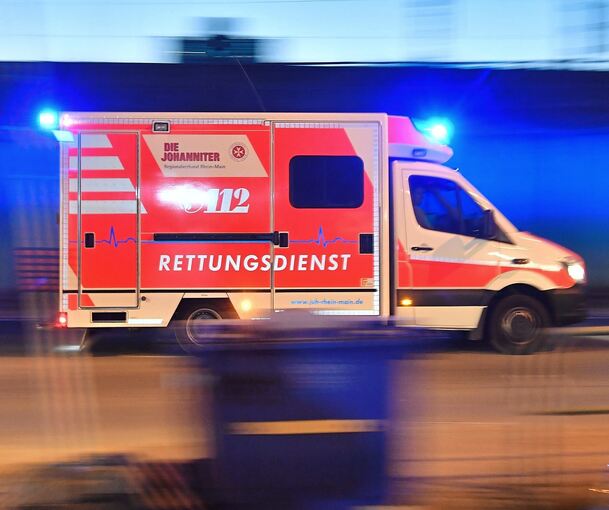 Vom Rettungsdienst wurde der Mann ins Krankenhaus gebracht. Vom Rettungsdienst wurde der Mann ins Krankenhaus gebracht.