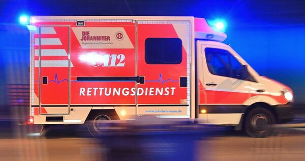 Vom Rettungsdienst wurde der Mann ins Krankenhaus gebracht. Vom Rettungsdienst wurde der Mann ins Krankenhaus gebracht.