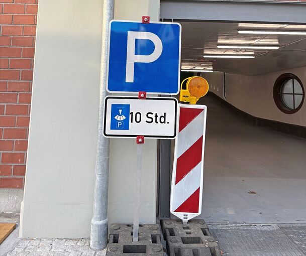 Seit Anfang September gilt im Parkhaus in der Turmstraße nur eine Parkscheibenregelung, bis zu zehn Stunden kann man hier sein Auto kostenlos abstellen.