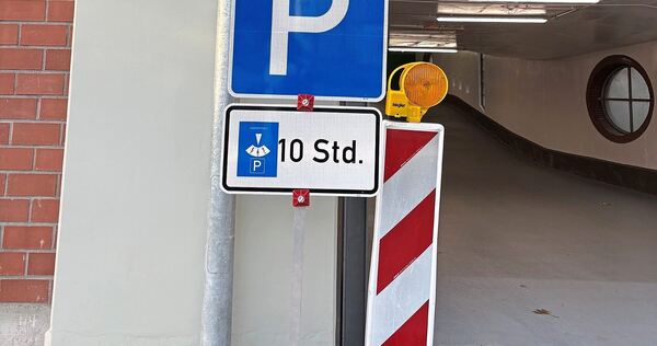 Seit Anfang September gilt im Parkhaus in der Turmstraße nur eine Parkscheibenregelung, bis zu zehn Stunden kann man hier sein A Seit Anfang September gilt im Parkhaus in der Turmstraße nur eine Parkscheibenregelung, bis zu zehn Stunden kann man hier sein Auto kostenlos abstellen.