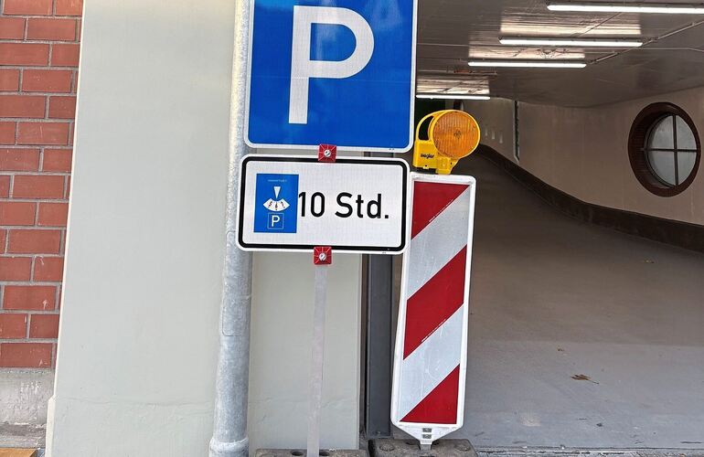 Seit Anfang September gilt im Parkhaus in der Turmstraße nur eine Parkscheibenregelung, bis zu zehn Stunden kann man hier sein A Seit Anfang September gilt im Parkhaus in der Turmstraße nur eine Parkscheibenregelung, bis zu zehn Stunden kann man hier sein Auto kostenlos abstellen.