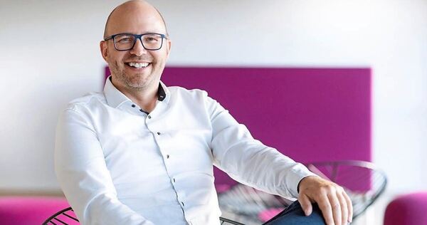 Linus Linder, Geschäftsführender Direktor bei Müller - Die lila Logistik, schätzt die Herausforderungen des Einsatzes von KI für Linus Linder, Geschäftsführender Direktor bei Müller - Die lila Logistik, schätzt die Herausforderungen des Einsatzes von KI für die Branche ein.