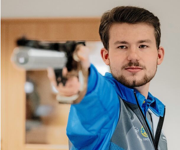 Florian David Schmidt mit der Luftpistole.