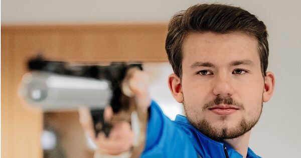 Florian David Schmidt mit der Luftpistole.Foto: p Florian David Schmidt mit der Luftpistole.
