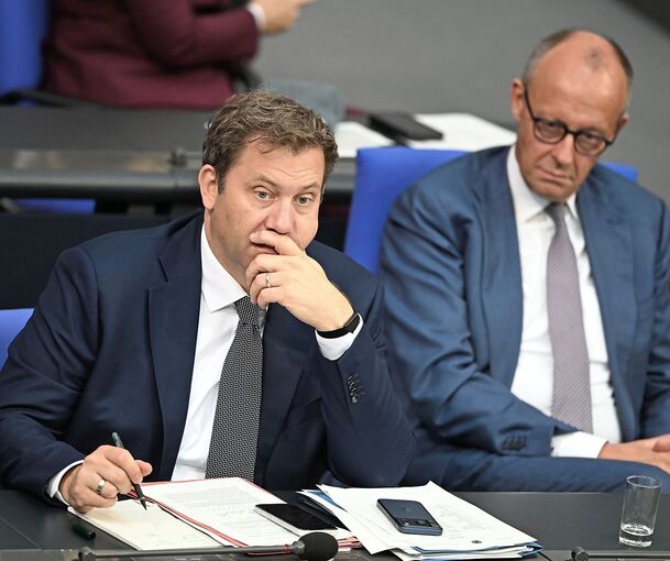 Können sie und ihre Minister sich auf ein Absenken der Stromsteuer für alle einigen? Finanzminister Lars Klingbeil (SPD, li.) und Kanzler Friedrich Merz (CDU).