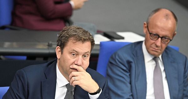 Können sie und ihre Minister sich auf ein Absenken der Stromsteuer für alle einigen? Finanzminister Lars Klingbeil (SPD, li.) un Können sie und ihre Minister sich auf ein Absenken der Stromsteuer für alle einigen? Finanzminister Lars Klingbeil (SPD, li.) und Kanzler Friedrich Merz (CDU).