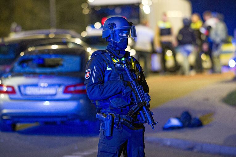 Auto fährt in Menschengruppe in Neustadt am Rübenberge