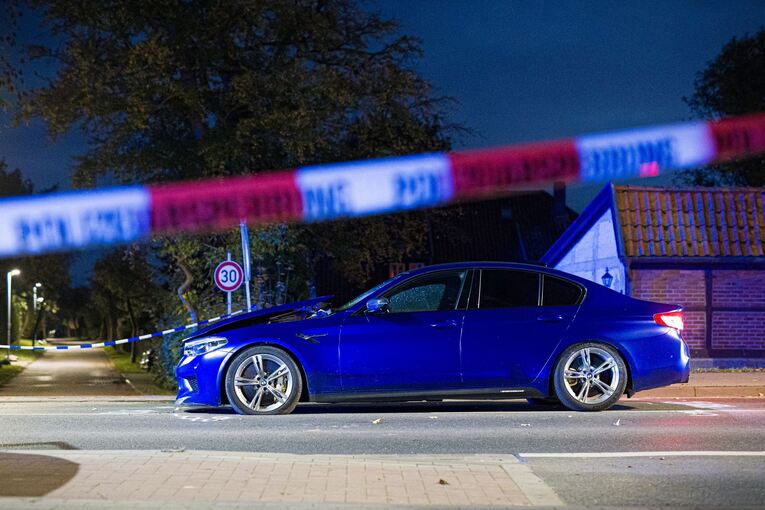 Auto fährt in Menschengruppe in Neustadt am Rübenberge