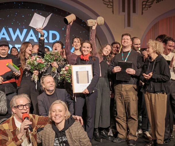 Große Freude bei den Preisträgerinnen und Preisträgern: Die Regisseurin Marleen Valien von der Filmakademie in Ludwigsburg hat m Große Freude bei den Preisträgerinnen und Preisträgern: Die Regisseurin Marleen Valien von der Filmakademie in Ludwigsburg hat mit ihrem Diplomspielfilm „Paradeisa“ insgesamt drei Preise gewonnen.