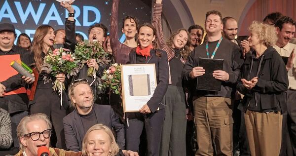 Große Freude bei den Preisträgerinnen und Preisträgern: Die Regisseurin Marleen Valien von der Filmakademie in Ludwigsburg hat mit ihrem Diplomspielfilm „Paradeisa“ insgesamt drei Preise gewonnen.