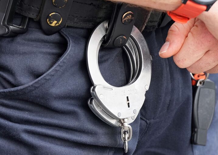 Handschellen der Polizei Symbolbild Handschellen der Polizei Symbolbild