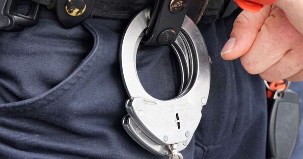 Handschellen der Polizei Symbolbild