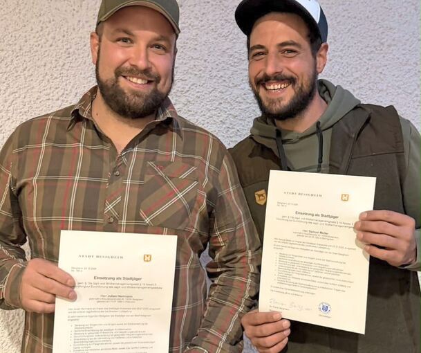 Julian Herrmann (links) und Samuel Müller sind offiziell eingesetzt als Stadtjäger in Besigheim.