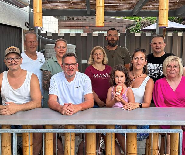 Die Gründungs-Truppe der „1. Narrenzunft Asperger Esel“: Links vorne der erste Vorsitzende Daniel Bufe, daneben der zweite Vorsitzende Jens Krüger.