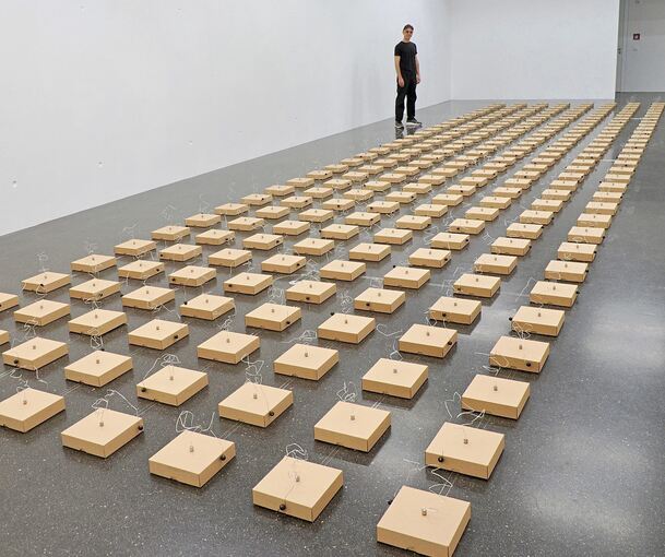 Bleibt bei Presseterminen gerne im Hintergrund: Zimoun präsentiert seine ungewöhnliche Klanginstallation im Kunstverein Ludwigsburg.