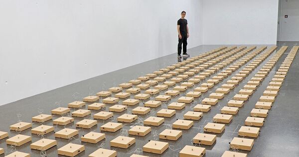 Bleibt bei Presseterminen gerne im Hintergrund: Zimoun präsentiert seine ungewöhnliche Klanginstallation im Kunstverein Ludwigsburg.