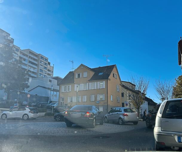 Bei langen Staus wird quer durch den Kreisverkehr überholt.