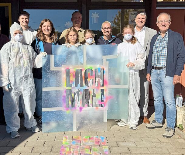 Die Initiatorinnen der Aktion mit Vertretern der Stadt Remseck beim Start von „Lach mal!“