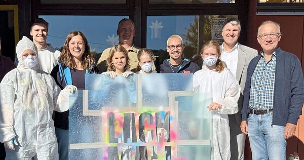 Die Initiatorinnen der Aktion mit Vertretern der Stadt Remseck beim Start von „Lach mal!“
