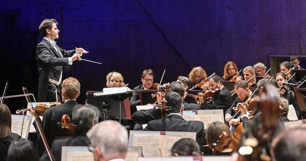 Gut aufgelegt: In der Liederhalle Stuttgart spielt Nicholas Carter, der neue Generalmusikdirektor der Oper und Chefdirigent des Staatsorchesters, sein Antrittskonzert.