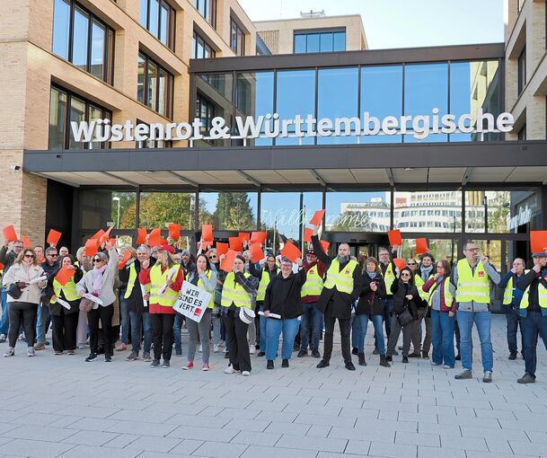 Beschäftigte zeigen die rote Karte: Warnstreik vor der Zentrale von W+W in Kornwestheim.