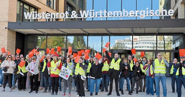 Beschäftigte zeigen die rote Karte: Warnstreik vor der Zentrale von W+W in Kornwestheim. Beschäftigte zeigen die rote Karte: Warnstreik vor der Zentrale von W+W in Kornwestheim.