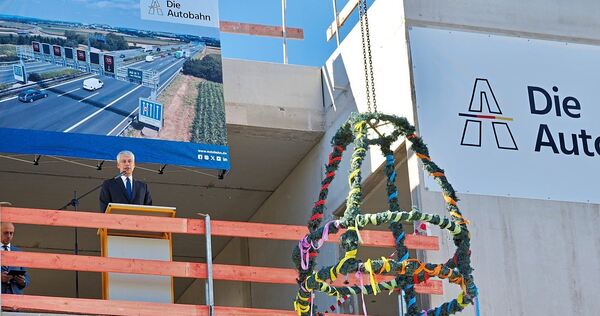 Bundesverkehrsminister Steffen Bilger freut sich über den „besonderen Ort“ so hoch oben für seine Rede.