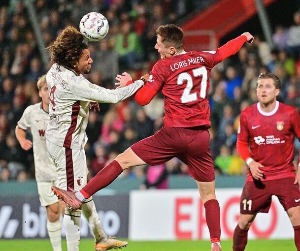 Der Großaspacher Loris Maier (rechts) geht beherzt ins Kopfballduell mit dem Augsburger Han-Noah Massengo.