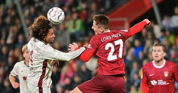 Der Großaspacher Loris Maier (rechts) geht beherzt ins Kopfballduell mit dem Augsburger Han-Noah Massengo.