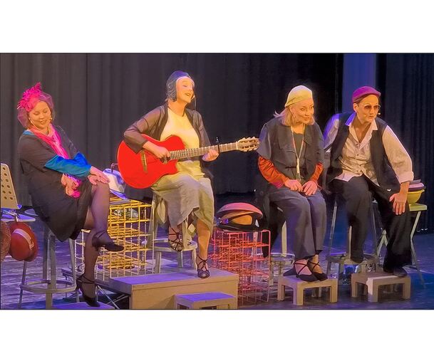 Sorgten für beste Unterhaltung im Bürgerhaus: Das Ensemble „Dein Theater Stuttgart“ mit ihrem Jubiläumsstück „50 Jahr blondes Haar“.