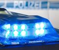 Das Blaulicht eines Polizeifahrzeugs blinkt. Das Blaulicht eines Polizeifahrzeugs blinkt.