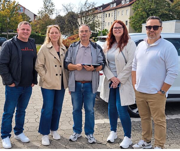 Amanda Houchin (Zweite von rechts) mit Ehemann, Freunden und einem Vertreter der Militärgeschichtlichen Gesellschaft auf dem Gelände des ehemaligen Kriegsgefangenenlagers Stalag V-A in Grünbühl.