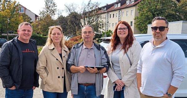 Amanda Houchin (Zweite von rechts) mit Ehemann, Freunden und einem Vertreter der Militärgeschichtlichen Gesellschaft auf dem Gel Amanda Houchin (Zweite von rechts) mit Ehemann, Freunden und einem Vertreter der Militärgeschichtlichen Gesellschaft auf dem Gelände des ehemaligen Kriegsgefangenenlagers Stalag V-A in Grünbühl.