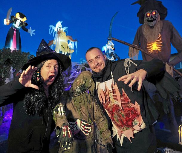 Oswin Nitschke und seine Mutter Monika Nitschke verwandeln ihr Zuhause in diesem Jahr bereits zum vierten Mal in das schaurige Halloween-Haus.