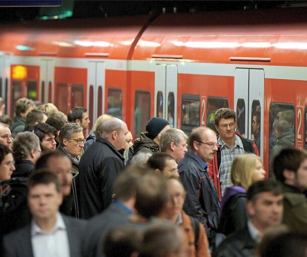 Viele Menschen, wenig Platz in den Bahnen.