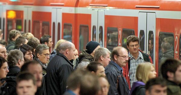 Viele Menschen, wenig Platz in den Bahnen. Viele Menschen, wenig Platz in den Bahnen.