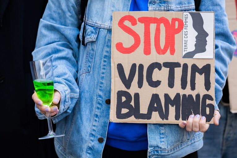 Prozess um Serie von Vergewaltigungen betäubter Frauen - Protest Prozess um Serie von Vergewaltigungen betäubter Frauen - Protest
