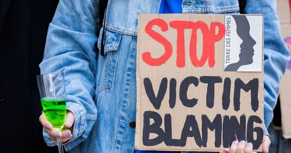 Prozess um Serie von Vergewaltigungen betäubter Frauen - Protest